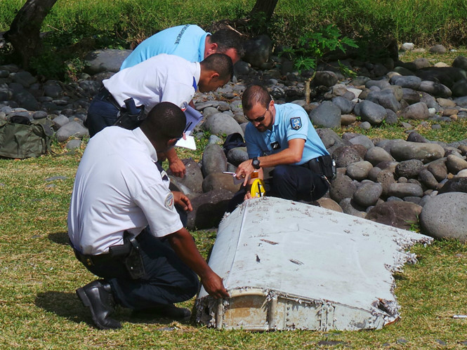 Đã có thêm 2 mảnh vỡ mới được phát hiện nghi là của máy bay Malaysia MH370 mất tích bí ẩn