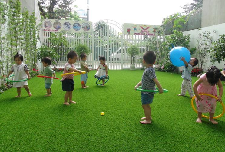 Ngày càng nhiều quan ngại liên quan đến việc trẻ em thường xuyên tiếp xúc với cỏ nhân tạo ở các sân chơi có nguy cơ mắc ung thư cao hơn hẳn