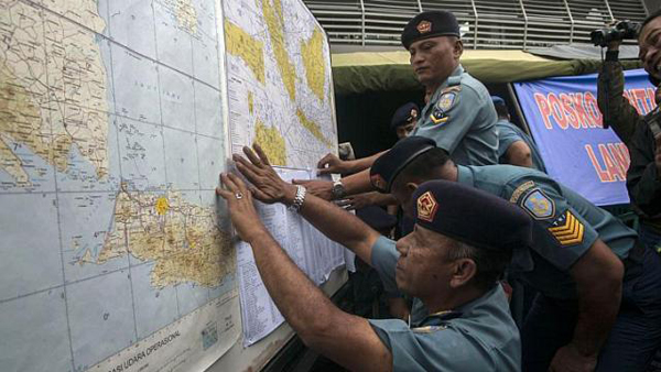 Công tác tìm kiếm máy bay AirAsia mất tích hiện đang tập trung vào vệt dầu loang trên biển