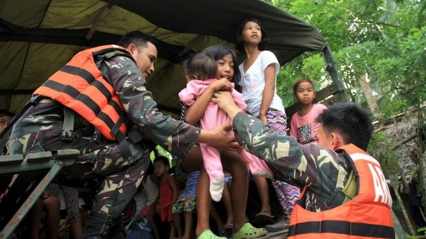 Để đối phó với tin bão Biển Đông mới nhất, quân đội Philippines đang khẩn trương giúp người dân sơ tán