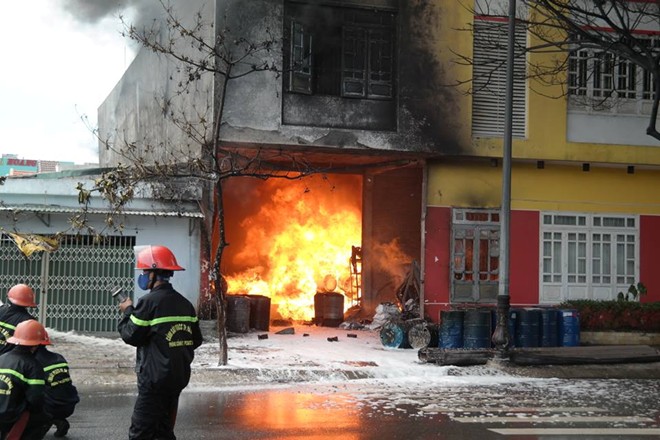 Hiện trường vụ cháy kho sơn và hóa chất kinh hoàng ở Đà Nẵng, theo tin cháy mới nhất trong ngày