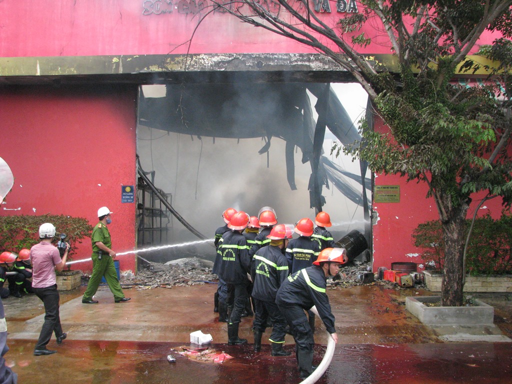 Vụ cháy lớn, lửa quá dữ dội nên công tác chữa cháy gặp rất nhiều khó khăn