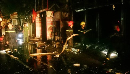 Lực lượng PCCC có mặt tại hiện trường vụ cháy nhà hàng ở Hà Đông (Hà Nội) dập lửa, theo tin cháy mới nhất
