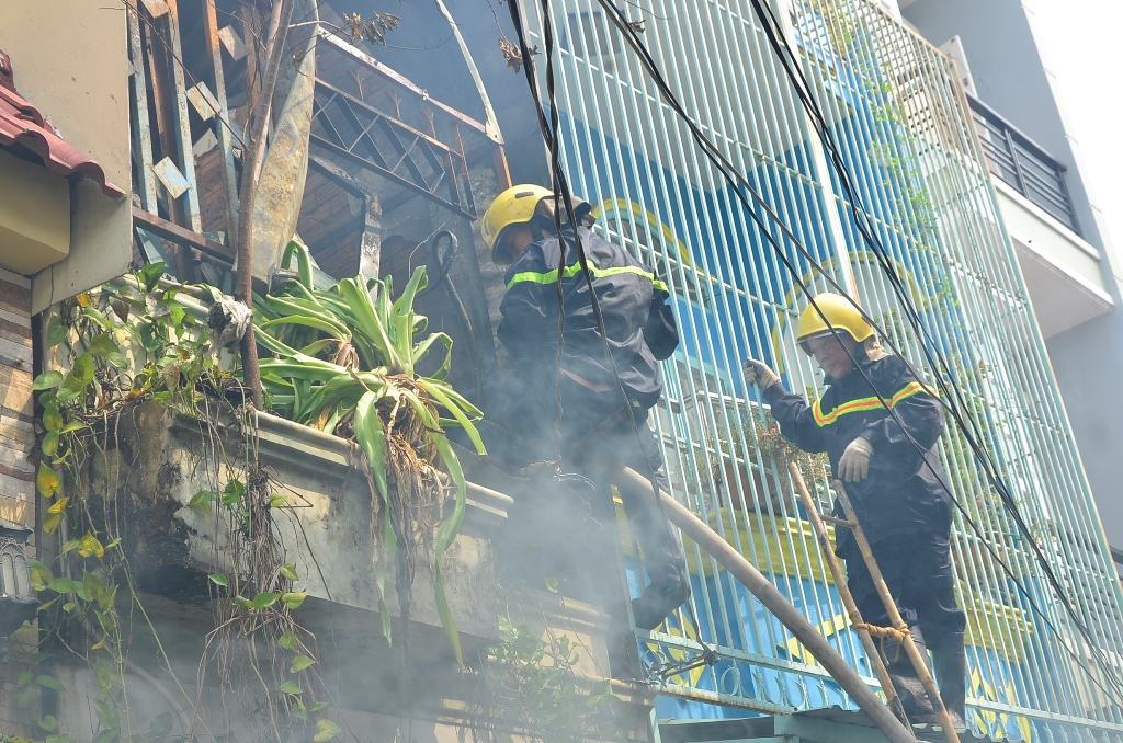 Nhận được tin cháy mới nhất, lính cứu hỏa TPHCM đã khẩn trương tiếp cận hiện trường vụ cháy lớn