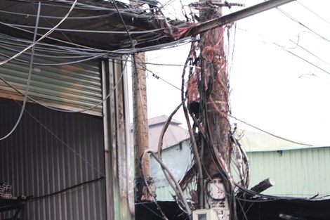 Nhiều dây điện bị lửa thiêu rụi lộ rõ cáp đồng trong vụ cháy nổ trụ điện ở TP Biên Hòa, Đồng Nai