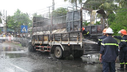 Theo tin cháy mới nhất, chiếc xe tải chở theo 100 thùng bật lửa gas đã bị thiêu rụi hoàn toàn