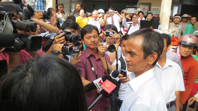 Ông Huỳnh Văn Nén trả lời báo chí