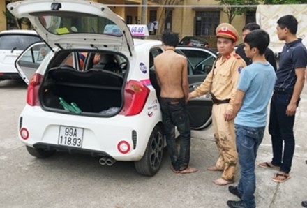 Những tin pháp luật online mới nhất hôm nay đề cập đến vụ CSGT Bắc Giang bắt giữ đối tượng mang ma túy