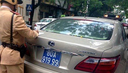 Trong những tin tức pháp luật mới nhất hôm nay có vụ đột nhập lò chuyên cung cấp biển số giả ở Hà Nội