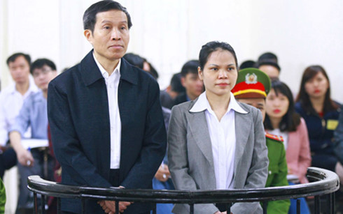 Bị cáo Nguyễn Hữu Vinh và bị cáo Nguyễn Thị Minh Thúy tại phiên sơ thẩm, theo những tin pháp luật online 24h qua
