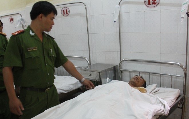 Chiến sĩ công an bị đâm trọng thương khi làm nhiệm vụ đang được điều trị tại bệnh viện