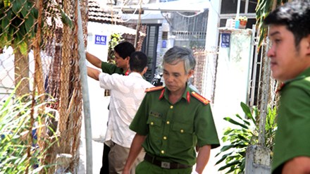 Công an kiểm tra hiện trường ở căn nhà 3 tầng