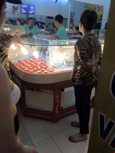 Những tin pháp luật online mới nhất hôm nay đề cập đến vụ cướp tiệm vàng táo tợn ở Đồng Nai