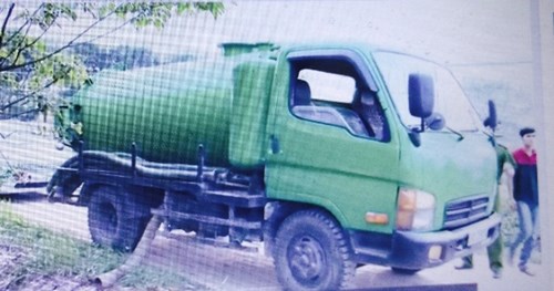 Xe bồn biển kiểm soát 29C - 269.74 của Công ty TNHH vệ sinh, môi trường số 1 Đông Anh, Hà Nội bị bắt quả tang đang đổ trộm ‘chất lạ’