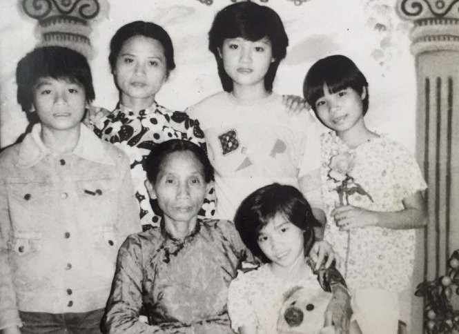 Bức ảnh cũ của gia đình có mặt cả năm mẹ con bà Hạnh