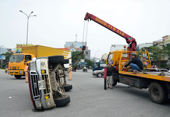 Tin tai nạn mới nhất ở Đà Nẵng, hai ô tô va chạm, lăn nhiều vòng và ngửa bụng giữa phố