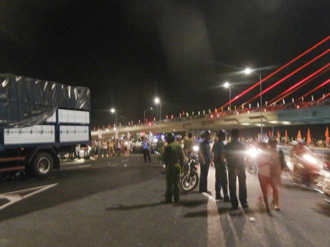 Hiện trường vụ tai nạn giao thông trên cầu vượt 3 tầng ngã ba Huế, thành phố Đà Nẵng
