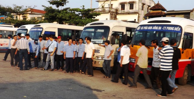 Hàng chục lái xe đình công khiến hoạt động của các tuyến xe buýt của tỉnh Thừa Thiên - Huế bị tê liệt trong nhiều giờ