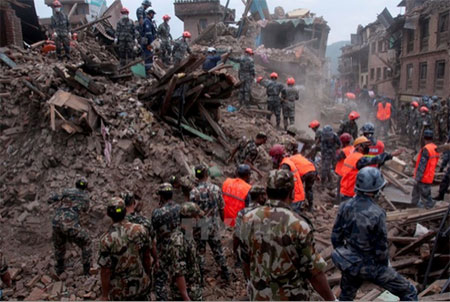 Lực lượng cứu hộ làm việc tại Sankhu, ngoại ô Kathmandu