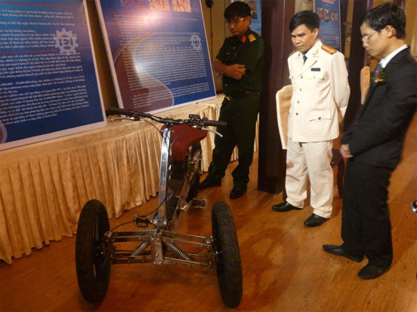 Sáng chế “xe ba bánh chống lật dành cho người khuyết tật” của tác giả Mai Sỹ Xuân Lâm trưng bày tại lễ trao giải