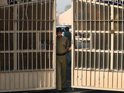 Cảnh sát Ấn Độ phát hiện một người đàn ông ngồi tù thuê với giá 100 ngàn đồng/ngày