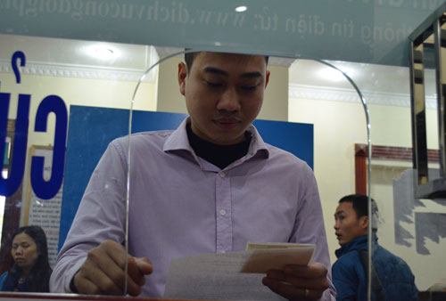Anh  Nguyễn Thanh Tùng (Yên Viên, Gia Lâm, Hà Nội) là người đầu tiên thực hiện việc cấp đổi giấy phép lái xe qua mạng. Ảnh VnExpress