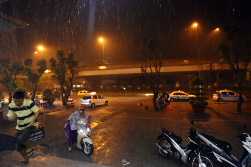 Tin tức mới cập nhật hôm nay cho biết mưa lớn giải nhiệt cho Hà Nội sau nắng nóng kỷ lục