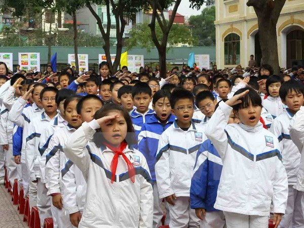 Tin tức mới cập nhật hôm nay cho biết Hà Nội bắt đầu đồng loạt thực hiện nghi lễ chào cờ đầu tuần