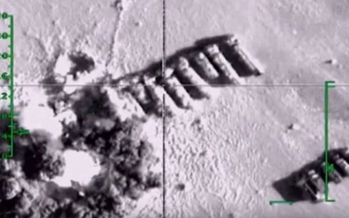 Những hàng xe chở dầu ở biên giới Thổ Nhĩ Kỳ-Syria bị máy bay oanh kích. Ảnh: Bộ Quốc phòng Nga