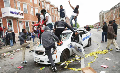 Những người biểu tình bạo động phá hủy xe cảnh sát ở Baltimore