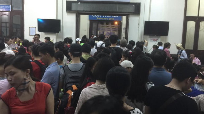 Hàng trăm người chen chúc trong khu vực phòng chờ đợi đến giờ tàu chạy tại ga Hải Phòng 