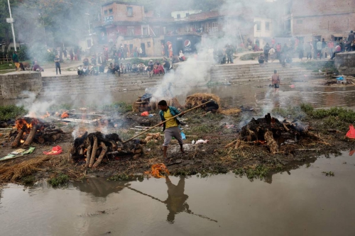 Tin tức mới cập nhật hôm nay ngày 3/5/2015 cho biết nhiều thi thể bị hỏa thiêu khi chưa được nhận dạng tại Nepal 