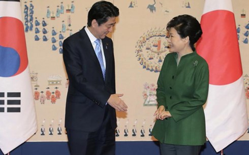 Thủ tướng Nhật Bản Shinzo Abe gặp Tổng thống Hàn Quốc Park Geun-Hye (phải) ngày 2/11