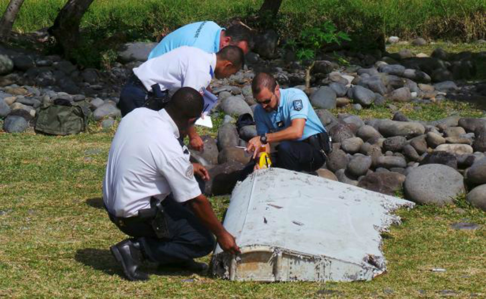 Cảnh sát Pháp kiểm tra mảnh vỡ tìm thấy tại đảo Reunion hôm 29/7