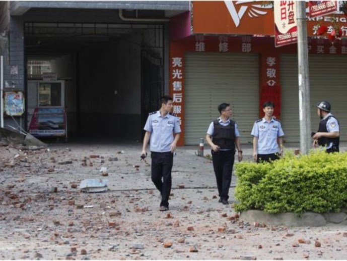 Cảnh sát phong tỏa một trong số 18 hiện trường vụ đánh bom hàng loạt ở Liễu Châu