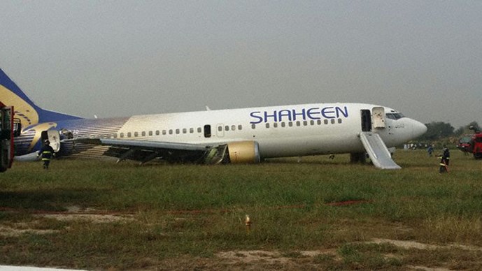 Hiện trường vụ máy bay Pakistan trượt đường băng ở sân bay tại Lahore ngày 3/11