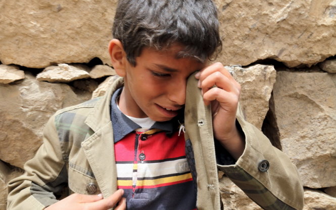 Một đứa trẻ bên căn nhà bị không kích tan hoang tại làng Okash gần thủ đô Sanaa của Yemen 