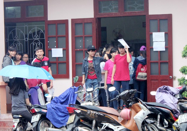 Thí sinh đến lấy phiếu báo kết quả thi tại Trường THPT Nguyễn Xuân Ôn (Diễn Châu, Nghệ An)