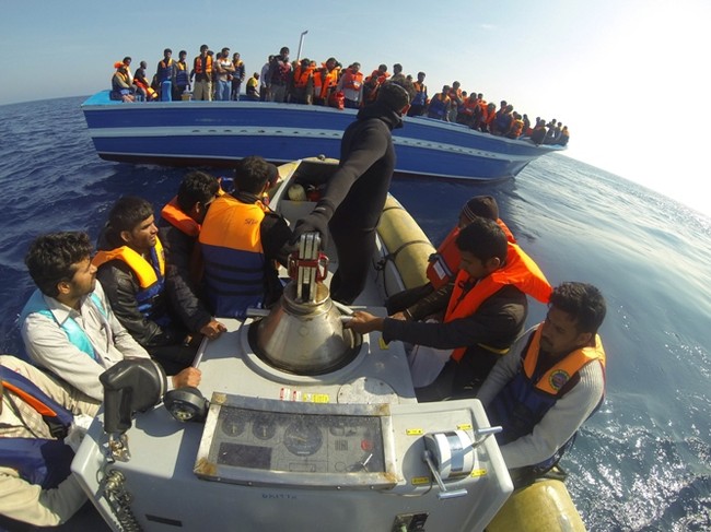 Hải quân Italy phát hiện thuyền chở người nhập cư trái phép tại ngoài khơi bờ biển Sicily