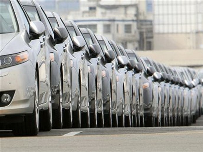 Xe hơi vừa mới xuất xưởng đang được tập trung tại cảng Yokohama, phía nam Tokyo