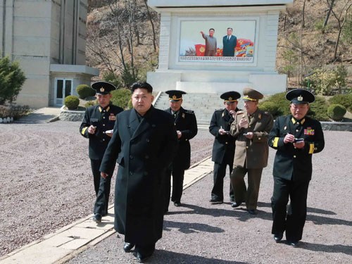 Lãnh đạo Triều Tiên Kim Jong-un trong một lần thị sát đơn vị hải quân