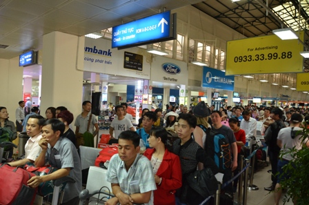 Hành khách xếp hàng làm thủ tục tại sân bay Tân Sơn Nhất