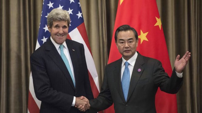 Ông Vương Nghị (phải) và ông John Kerry 