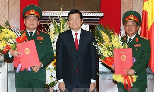 Chủ tịch nước Trương Tấn Sang đã trao quyết định thăng quân hàm đại tướng cho hai thượng tướng Ngô Xuân Lịch và Đỗ Bá Tỵ