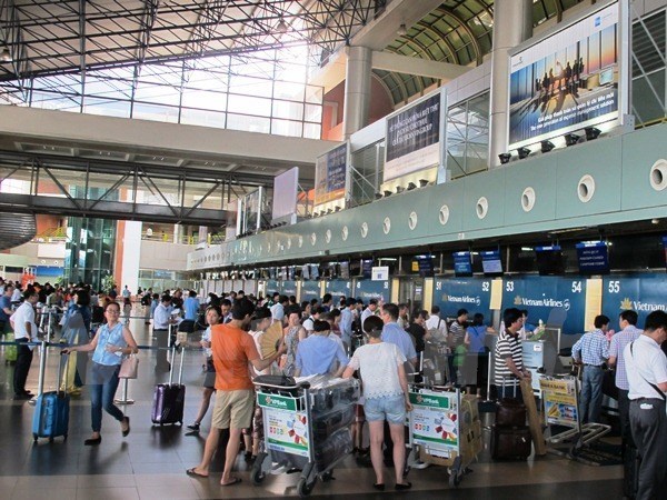 Hành khách tại cảng hàng không quốc tế Tân Sơn Nhất