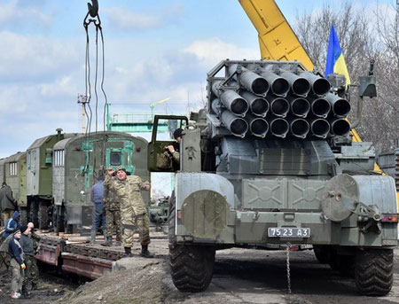 Binh sỹ Ukraine chuyển vũ khí khỏi thành phố Artemivsk thuộc khu vực Donetsk ở miền đông ngày 6/3