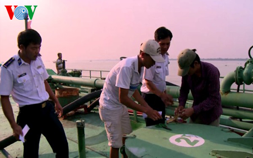 Tin tức mới cập nhật hôm nay cho biết Cảnh sát biển Việt Nam bắt giữ tàu chở lậu hơn 700.000 lít dầu trên biển