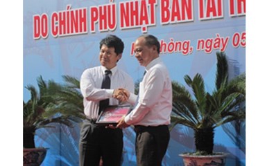 Công sứ kinh tế Nagai và Thứ trưởng Bộ Nông nghiệp và Phát triển nông thôn Vũ Văn Tám tại lễ bàn giao
