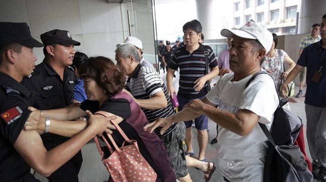 Người nhà nạn nhân trên chuyến bay MH370 xông vào văn phòng chi nhánh Malaysia Airlines ở Bắc Kinh ngày 5/8