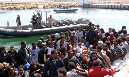 Hải quân Libya hôm qua hộ tống chiếc thuyền chở hàng trăm người di cư tới thủ đô Tripoli của nước này